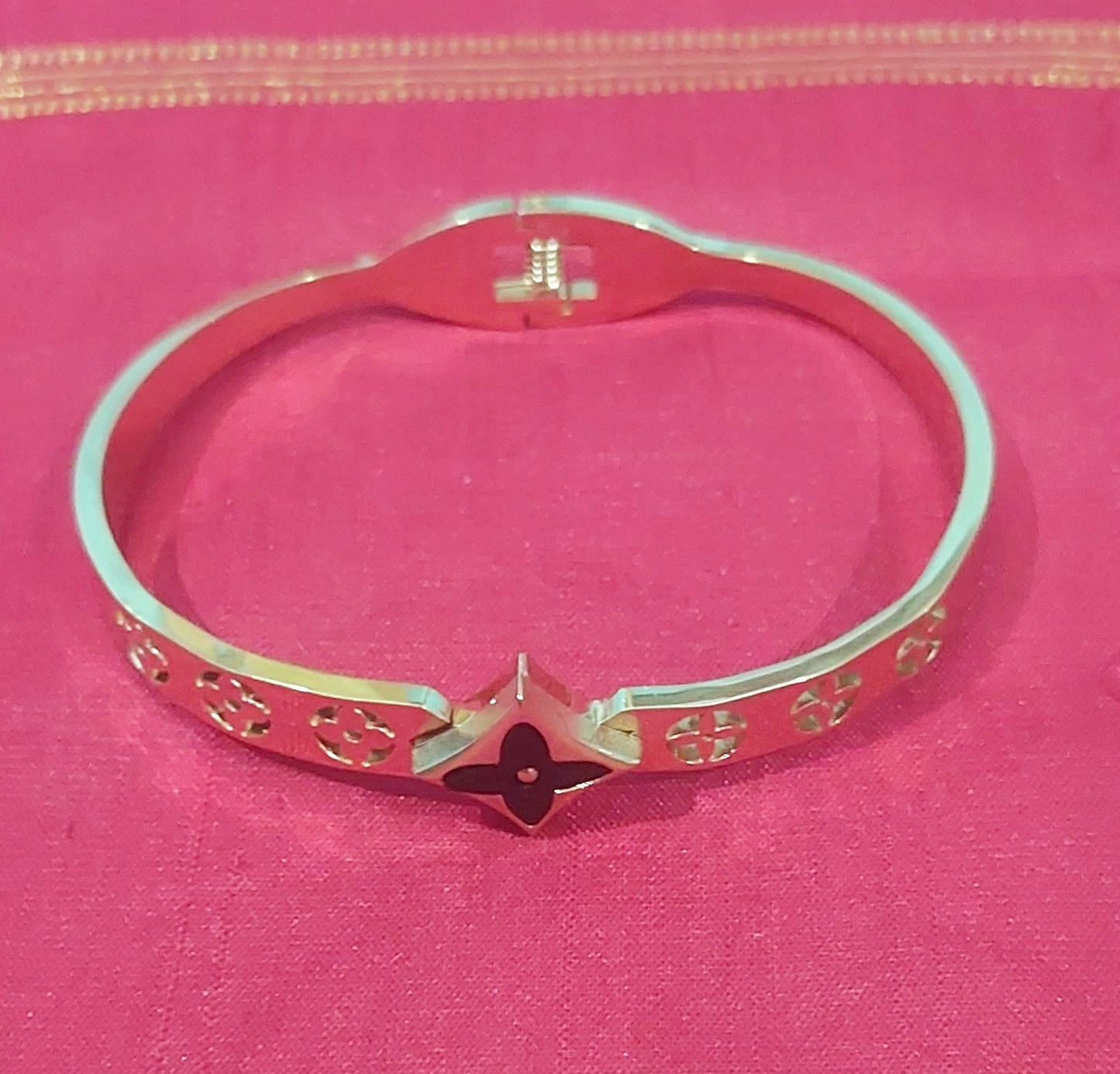 Rose gold fancy anti tanish bracelet kada